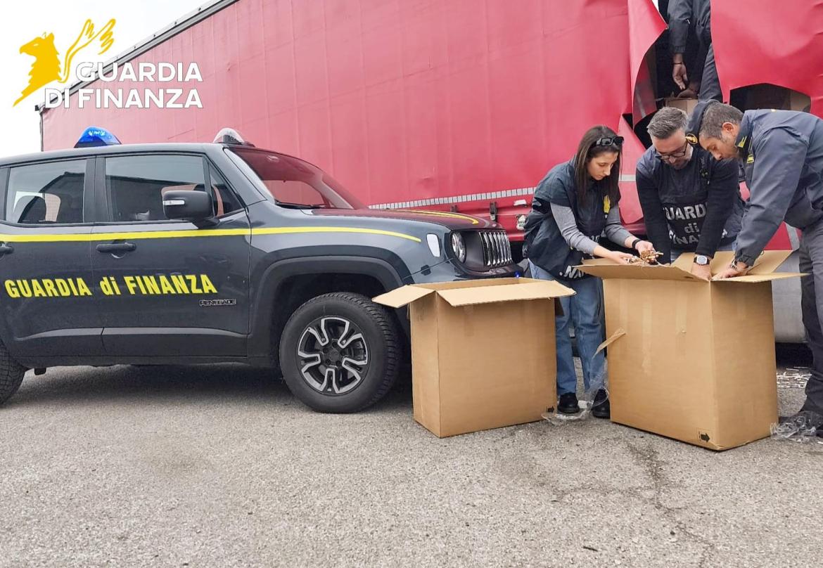 Scoperto tir con 7 tonnellate di tabacco di contrabbando: sequestro da due milioni di euro