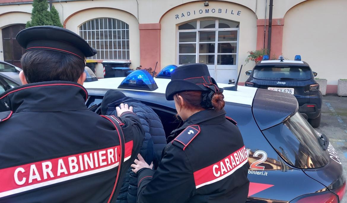 Lanciano un piccone contro la gazzella dei carabinieri: fermati dopo un inseguimento ad alta velocit&agrave; tra le province di Pavia e Alessandria