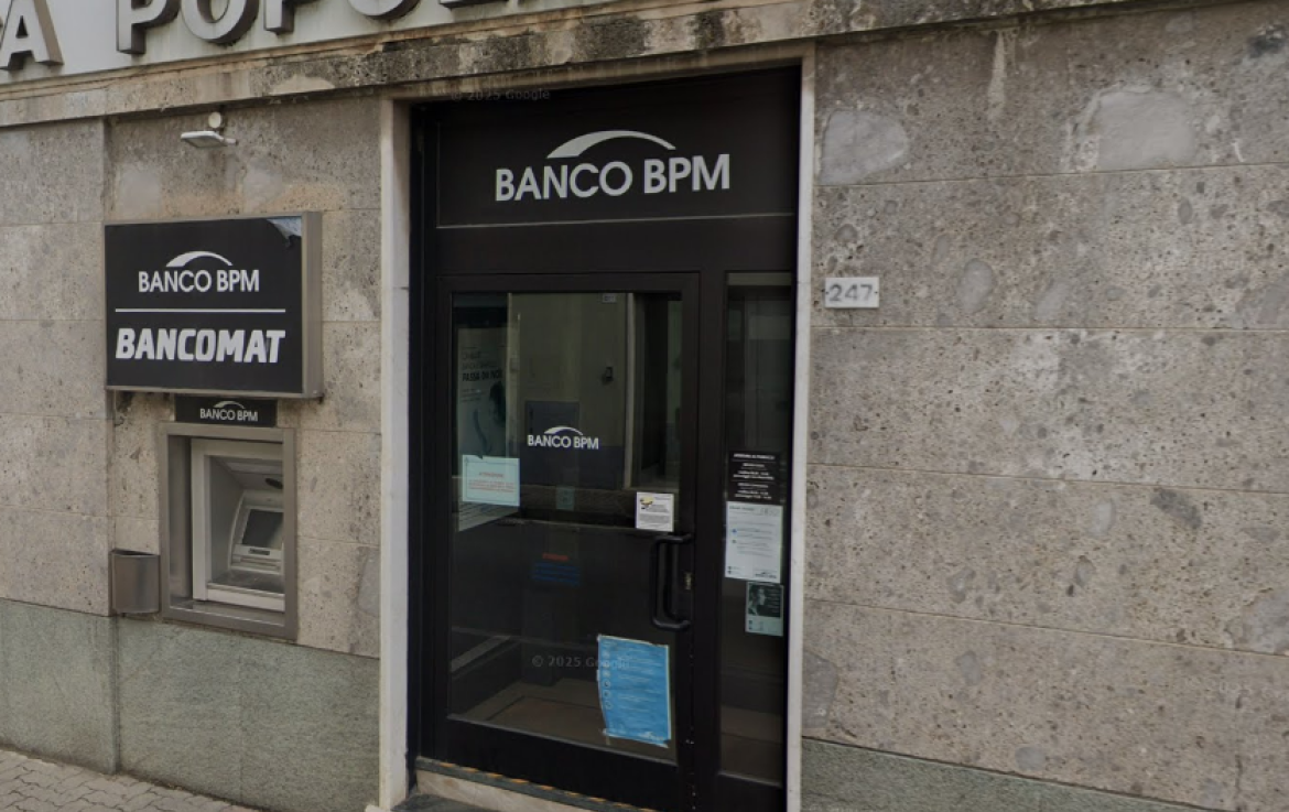Tentano di entrare con un'effrazione nel locale bancomat. Scatta l'allarme e fuggono