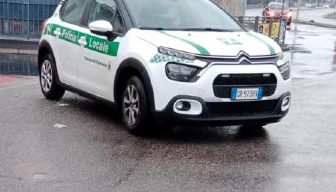 Vigevano, la polizia locale rileva un incidente e viene tamponata