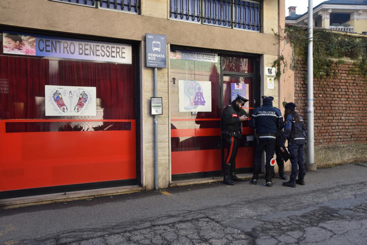 Malmena la titolare e rapina il centro benessere di via Rossini a Vigevano