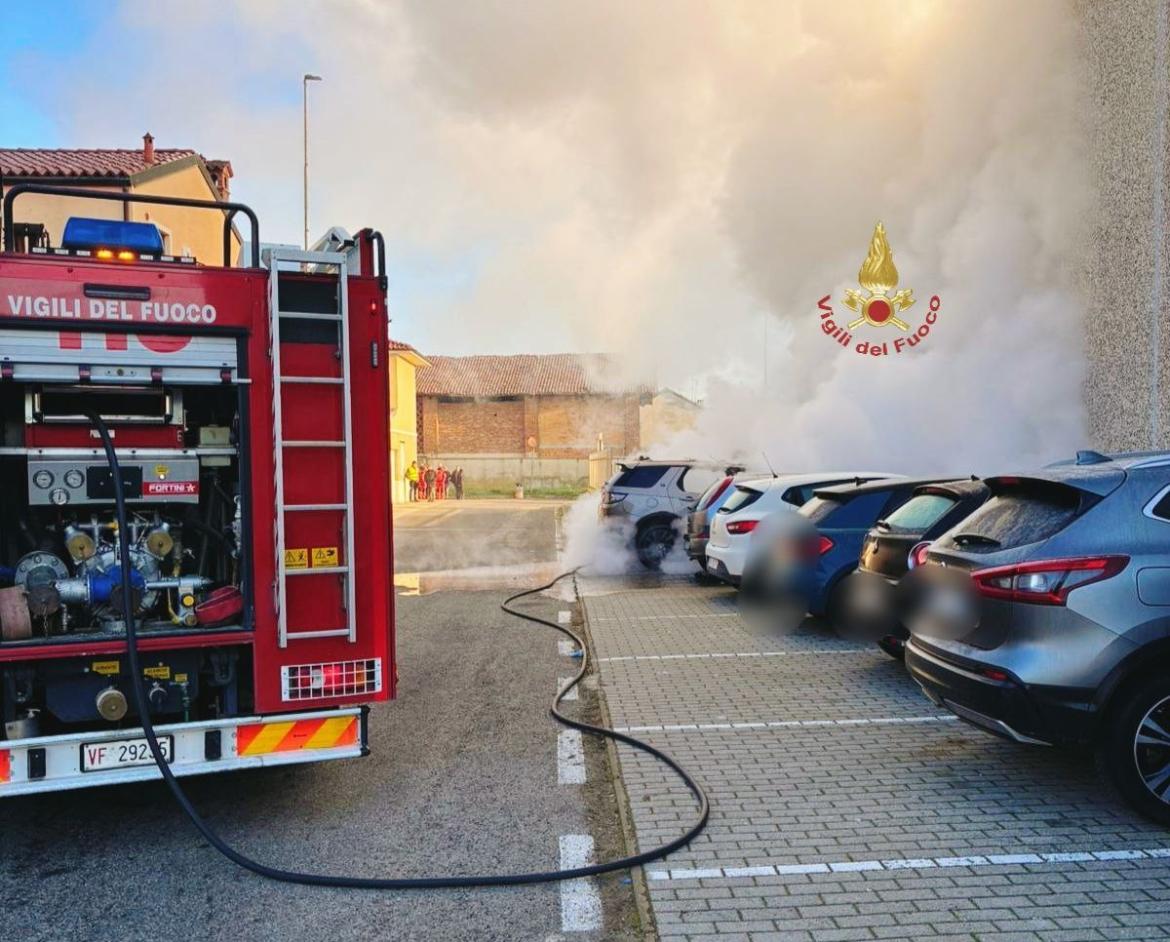 Vigili del fuoco impegnati a Gropello per l'incendio di tre auto