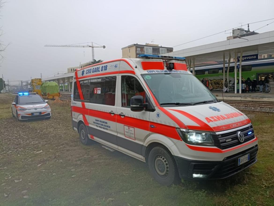 Vigevano, attraversa i binari in stazione, il treno lo urta: non &egrave; grave