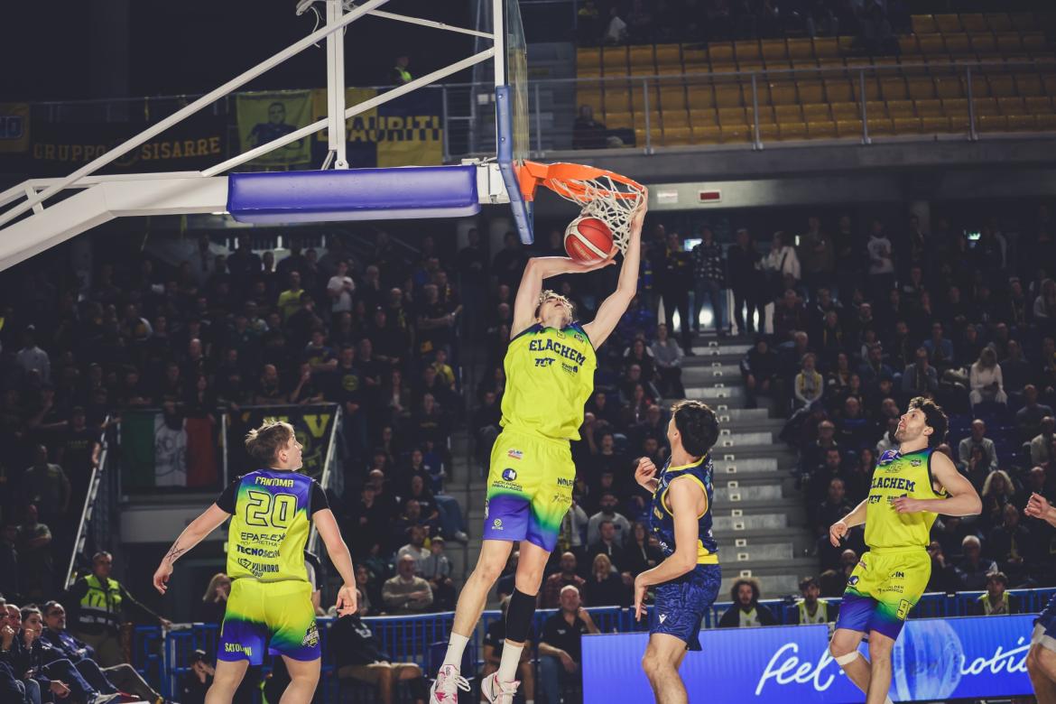 Basket, serie B,  la Elachem Vigevano sul velluto: spazzata via Fidenza (84-62). E' primato solitario