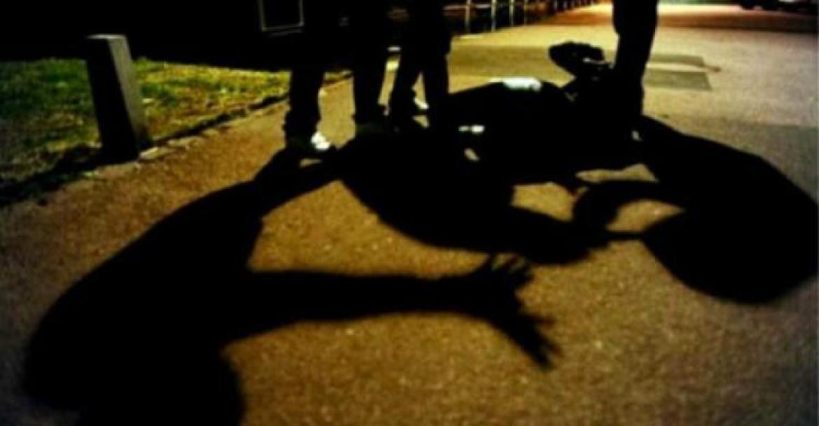 Malmenato in piazza a novembre, denunciati gli aggressori: sono nove giovani di nazionalit&agrave; turca