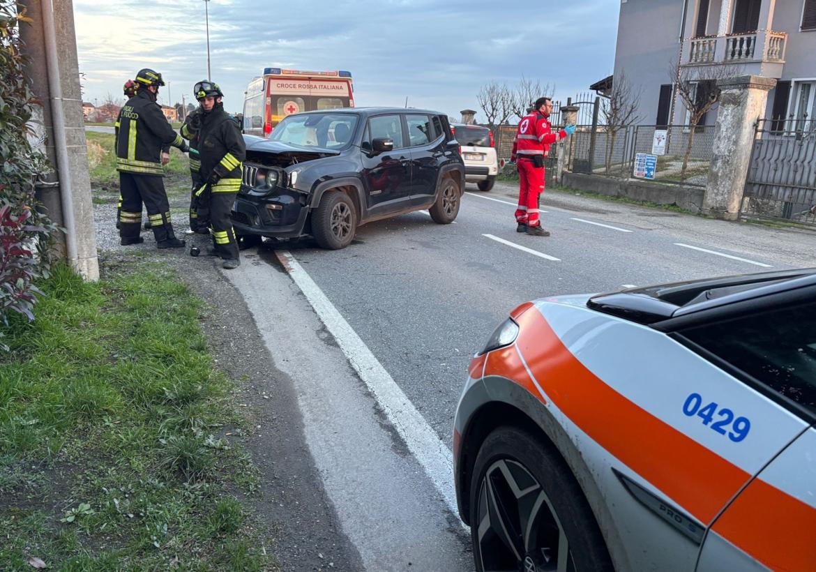 Lomello: perde il controllo del suv e finisce contro un palo della luce