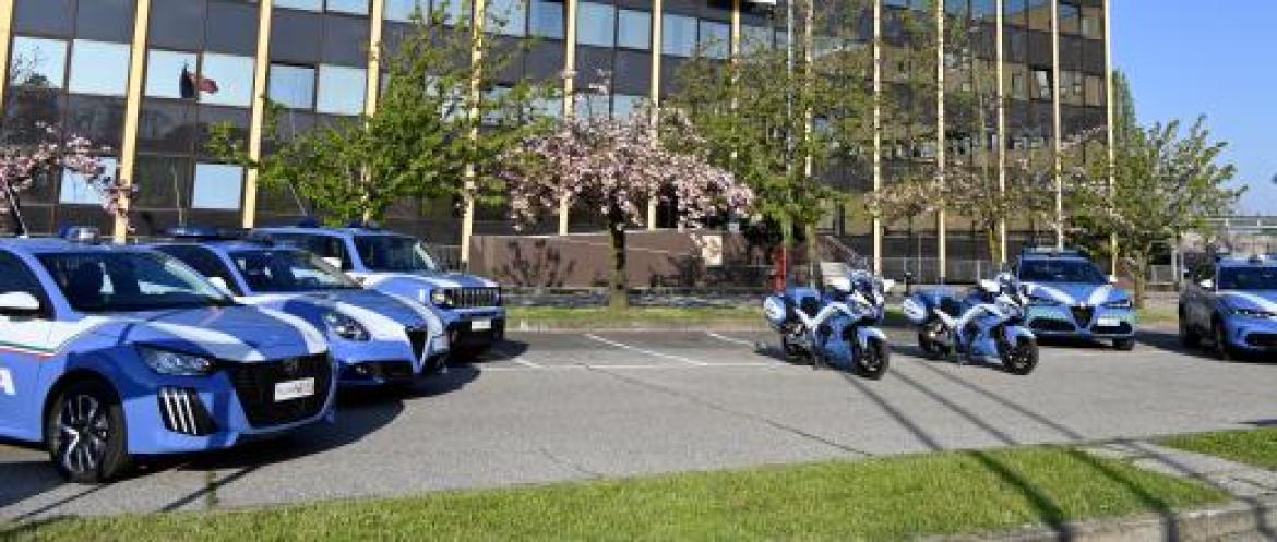Minaccia di lanciarsi dal balcone, salvata da polizia e vigili del fuoco