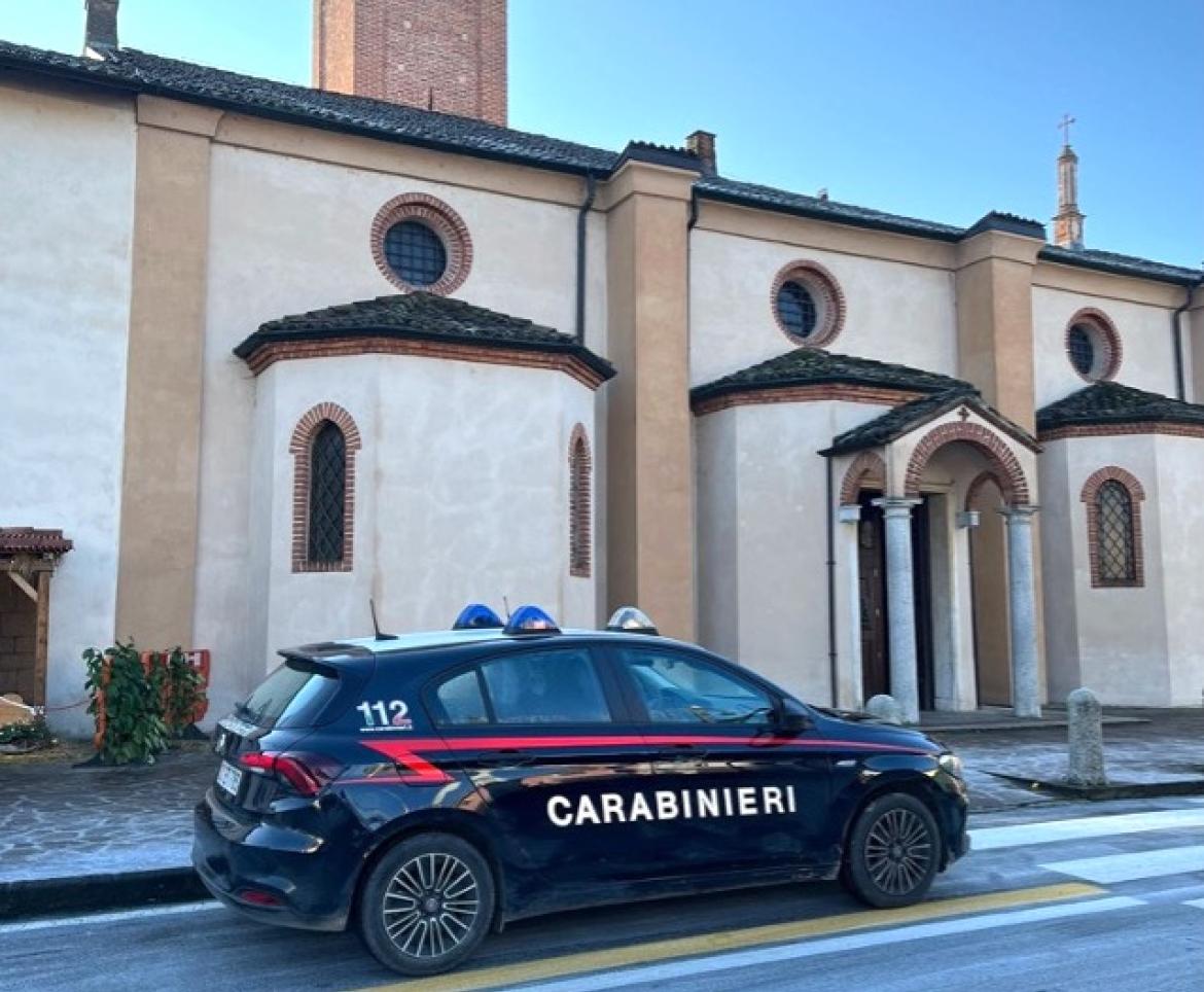Sorpreso dai carabinieri mentre smonta le grondaie in rame della chiesa