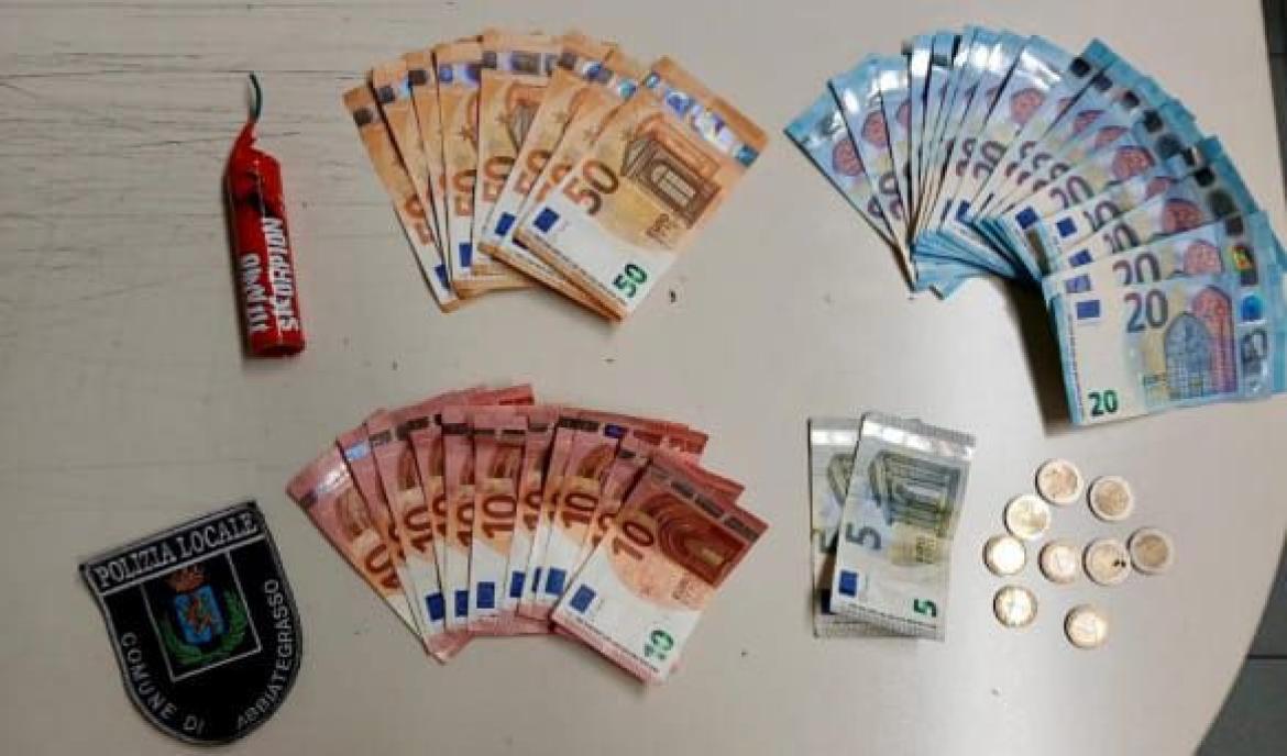 Sorpreso a spacciare nel parco, aveva con s&eacute; anche una bomba carta