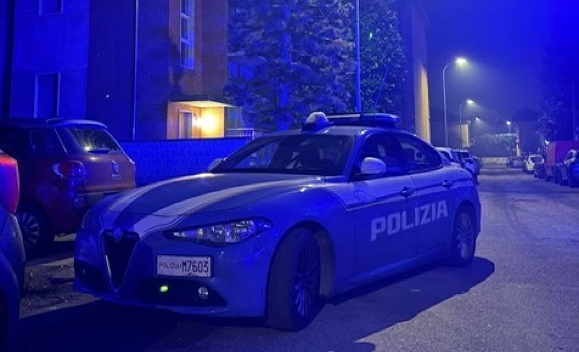 Vigevano, picchia la moglie e poi si chiude in camera con una pistola e un machete: arrestato dalla polizia