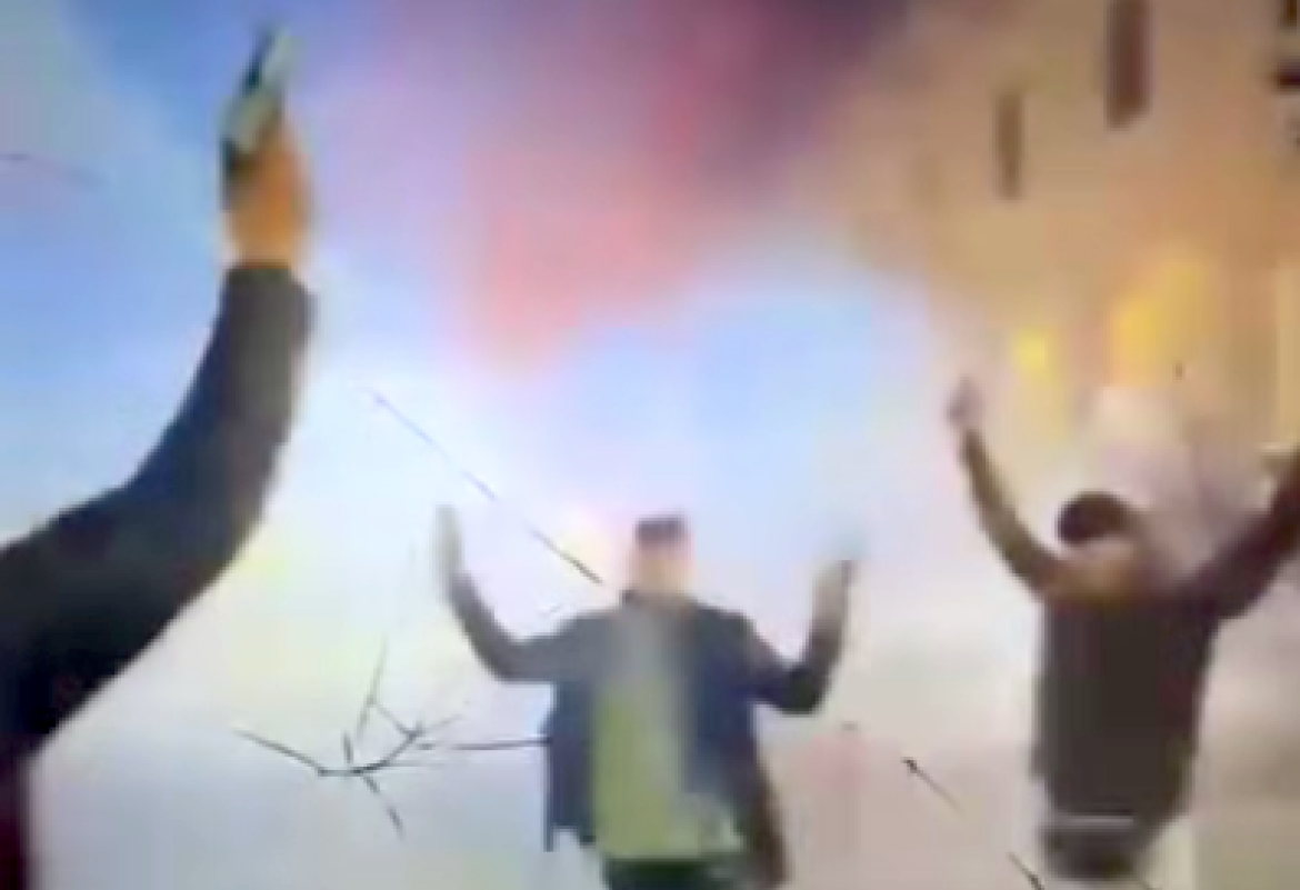 Vigevano, spari in piazza Ducale a Capodanno: denunciati due minorenni, indagini in corso sul gruppo