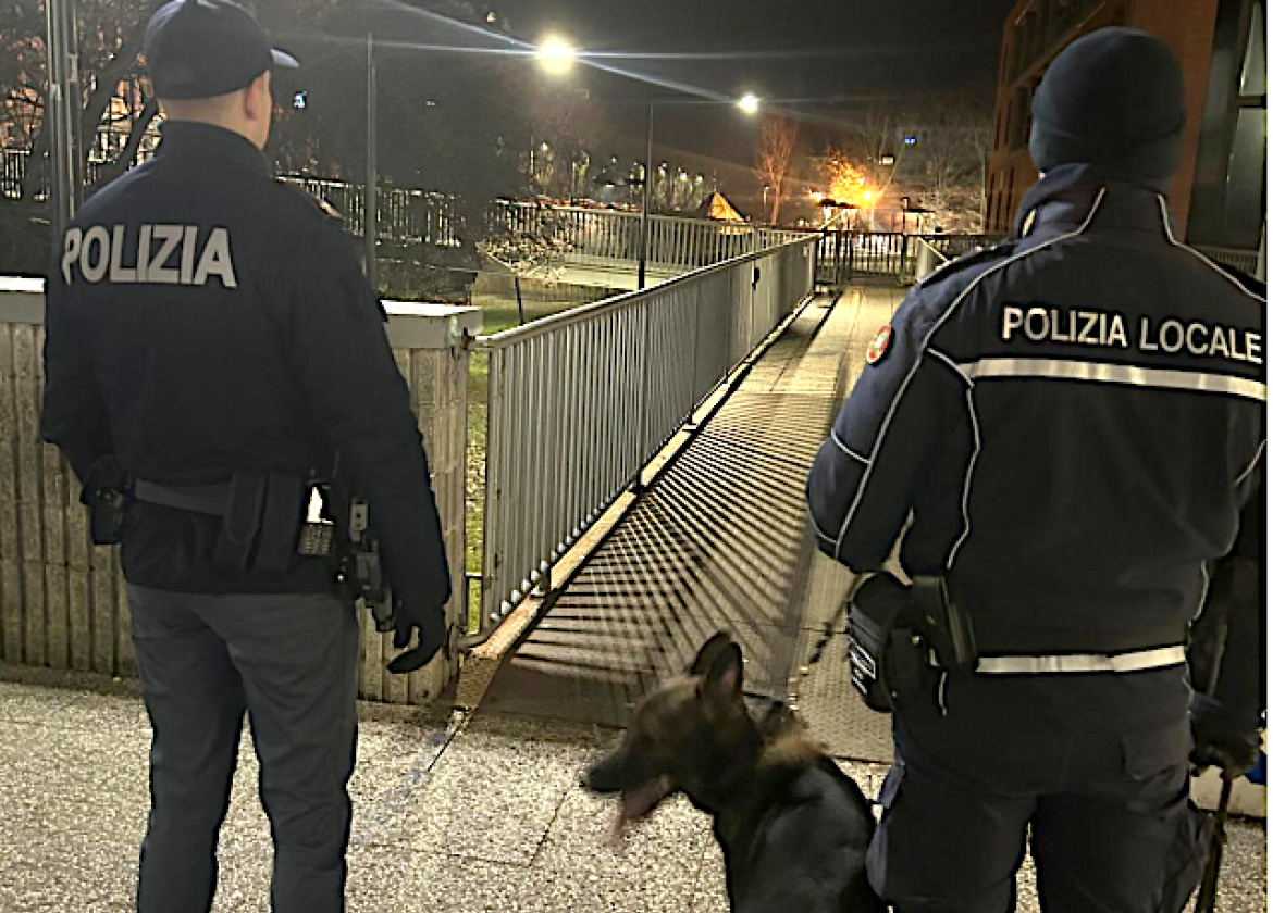 Controlli in centro a Pavia anche con le unit&agrave; cinofile: sequestrata droga, un giovane denunciato 