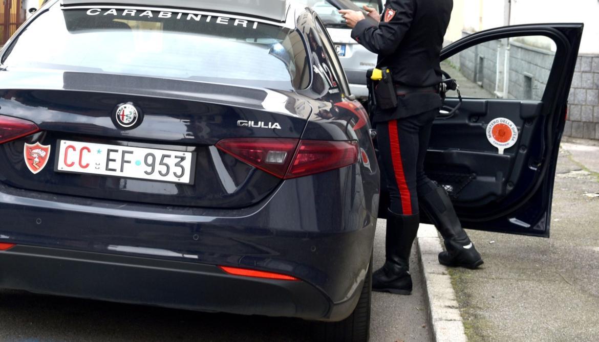 Vigevano, evade dai domiciliari per rubare alcolici al supermercato: arrestato