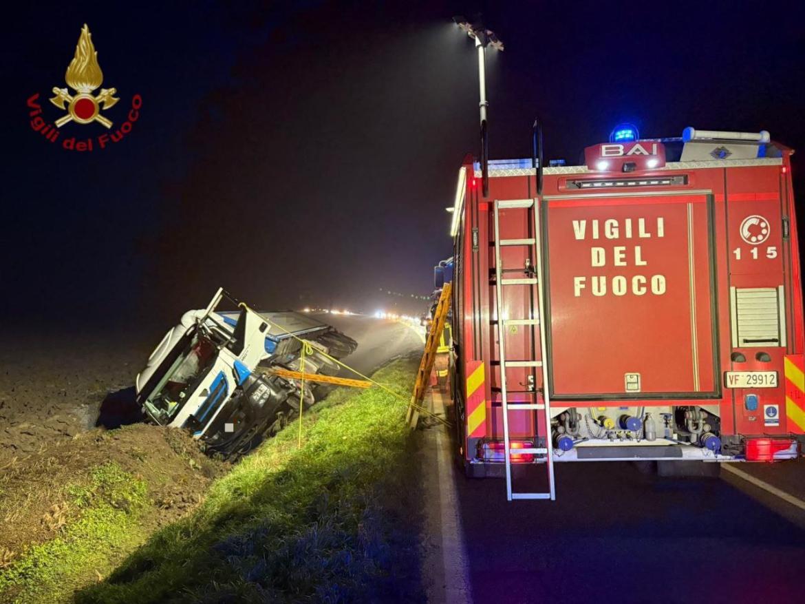 Autoarticolato si ribalta ad Albuzzano: