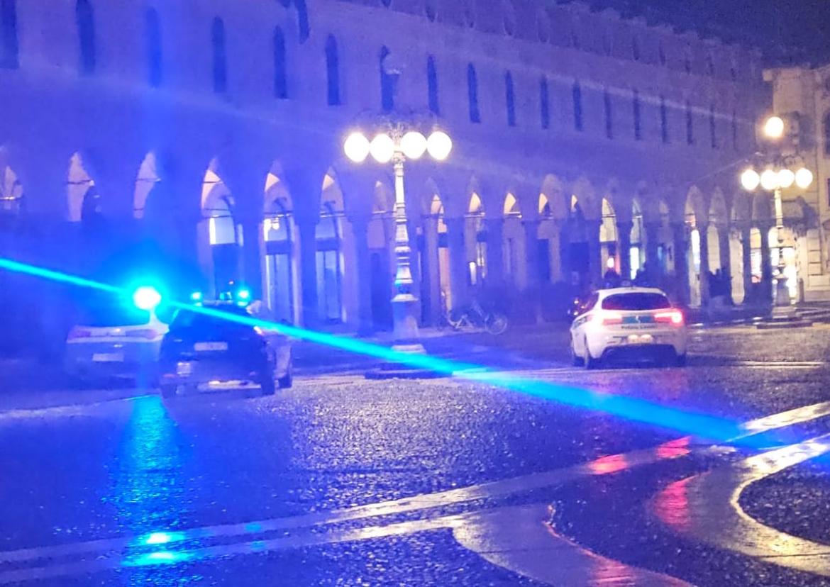 Violento litigio tra Rom in piazza Ducale a Vigevano. Paura tra la gente