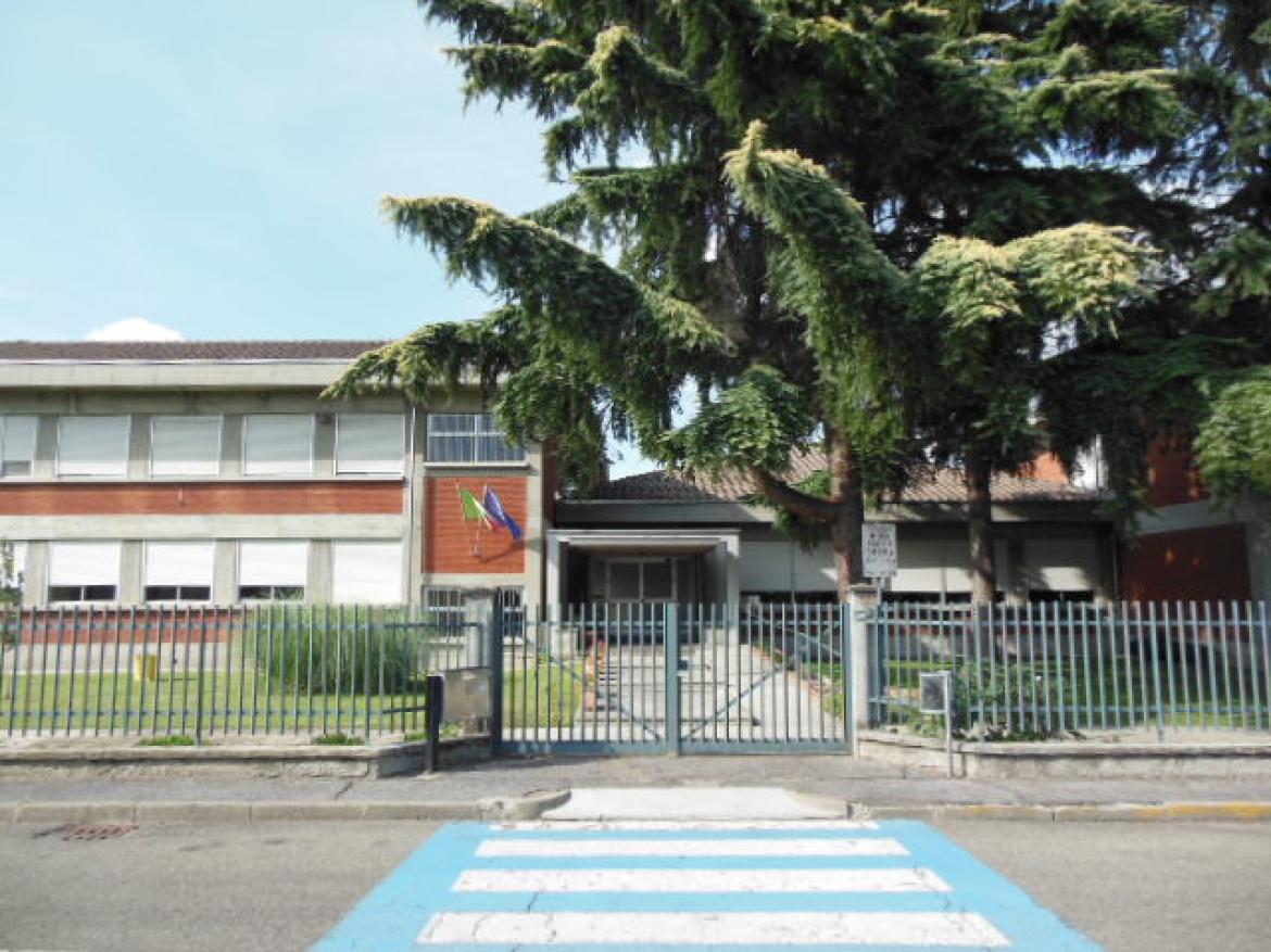 Forzano la porta ed entrano a scuola: rubati venti tablet