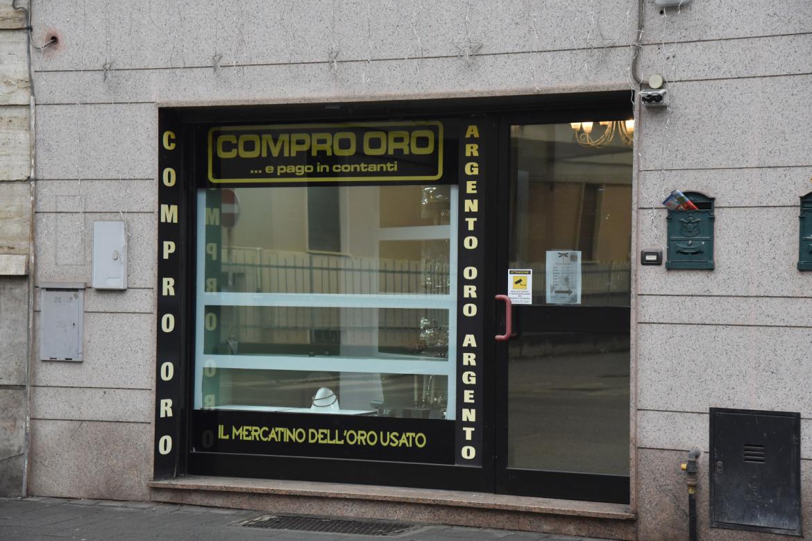 Colpo al Compro Oro, malviventi ancora senza volto