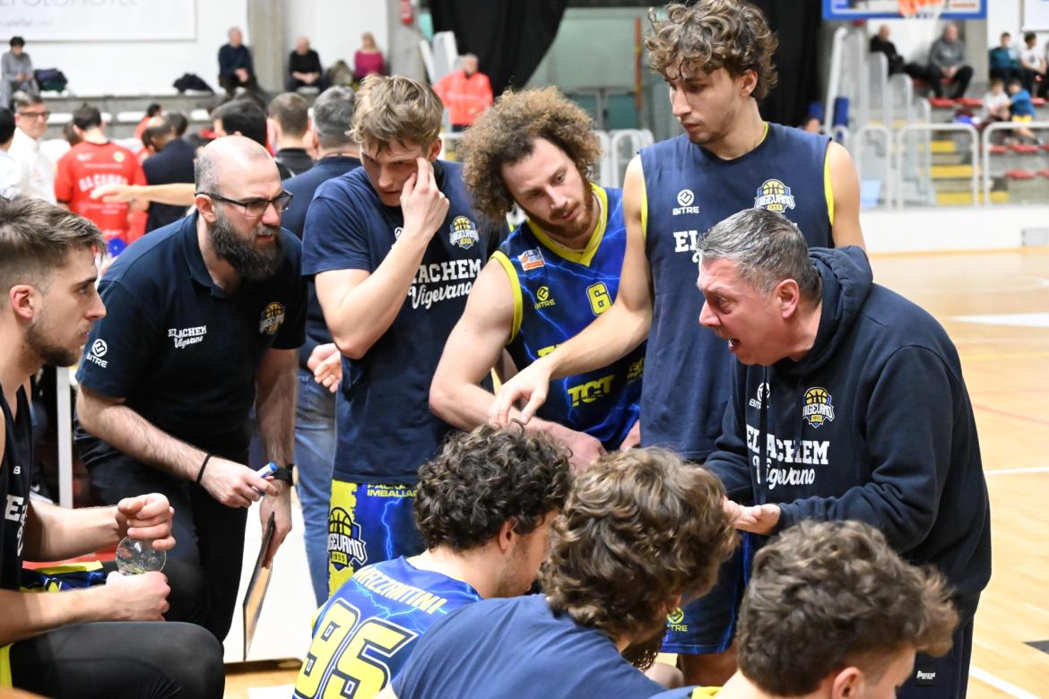 Basket, serie B, coach Stefano Salieri: &laquo;Mancano ancora dieci vittorie all'obiettivo play-off&raquo;