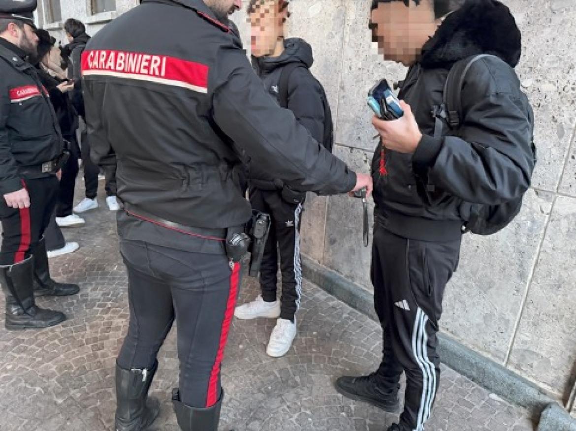 Pavia, controlli con i metal detector prima di entrare a scuola