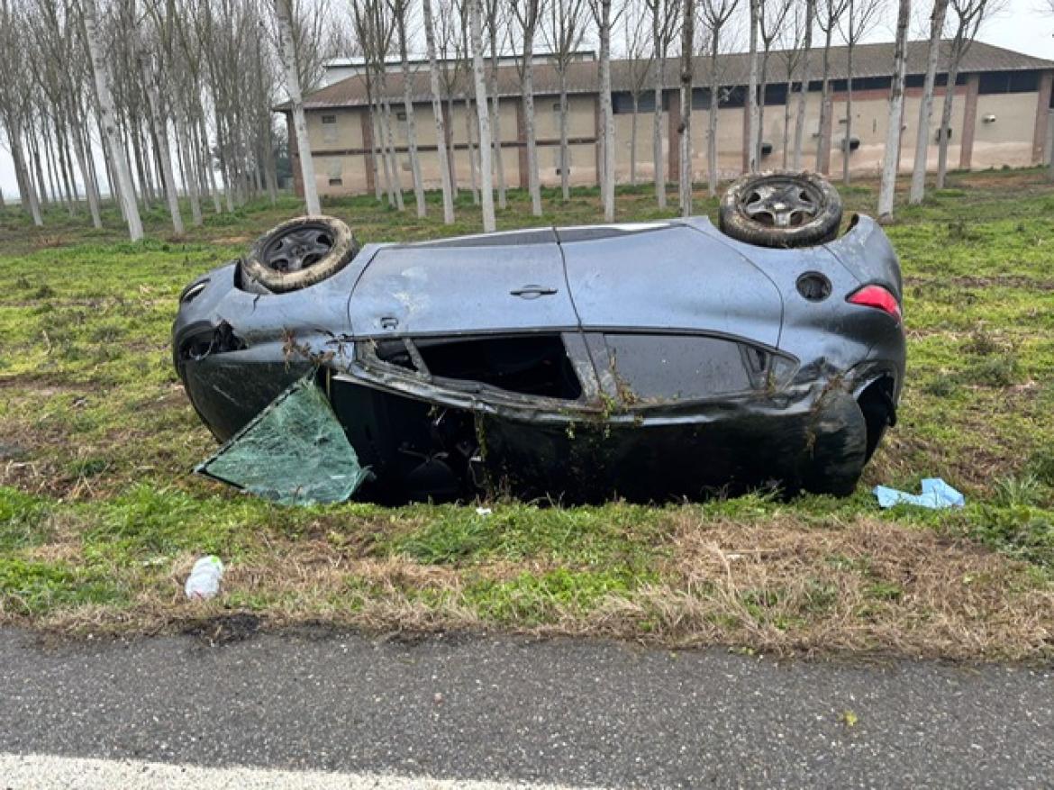 Mede, fuori strada in auto: ferito un diciannovenne 