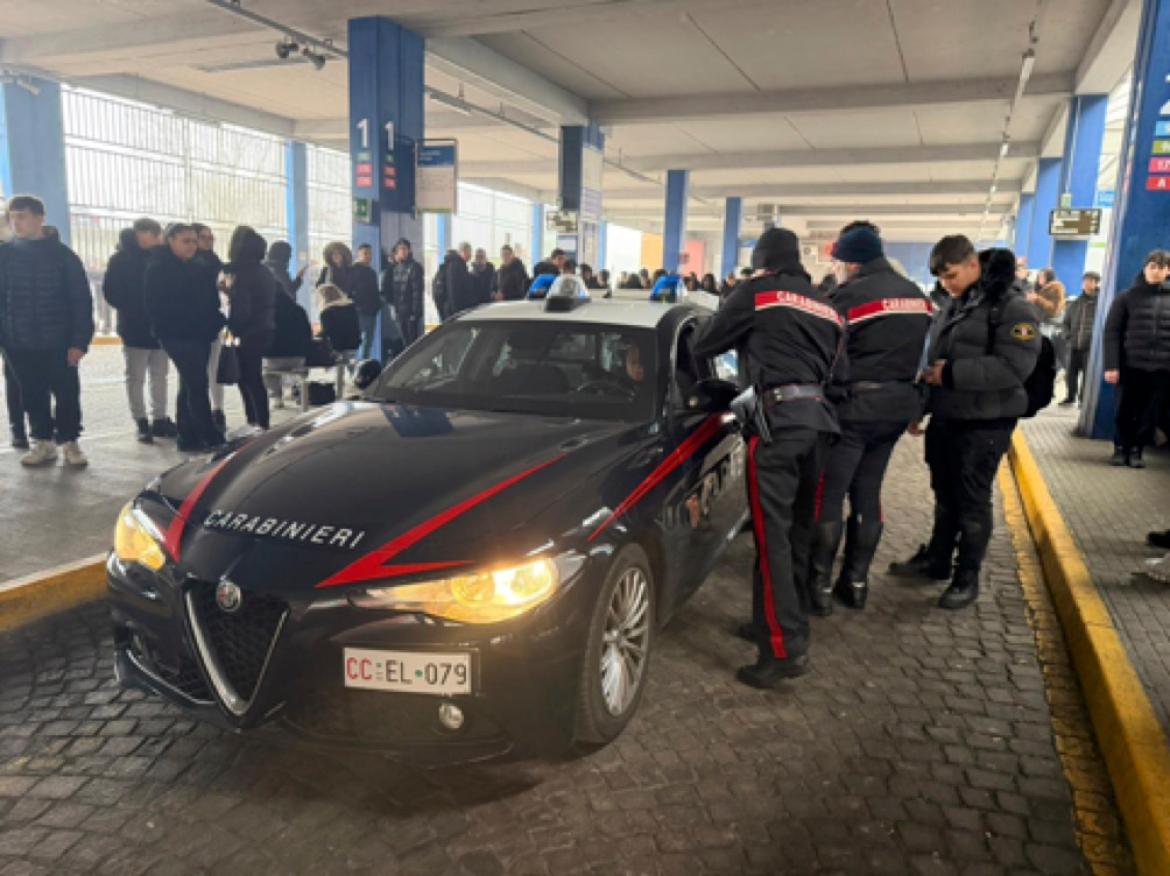 Carabinieri con il metal detector per  controllare gli studenti 