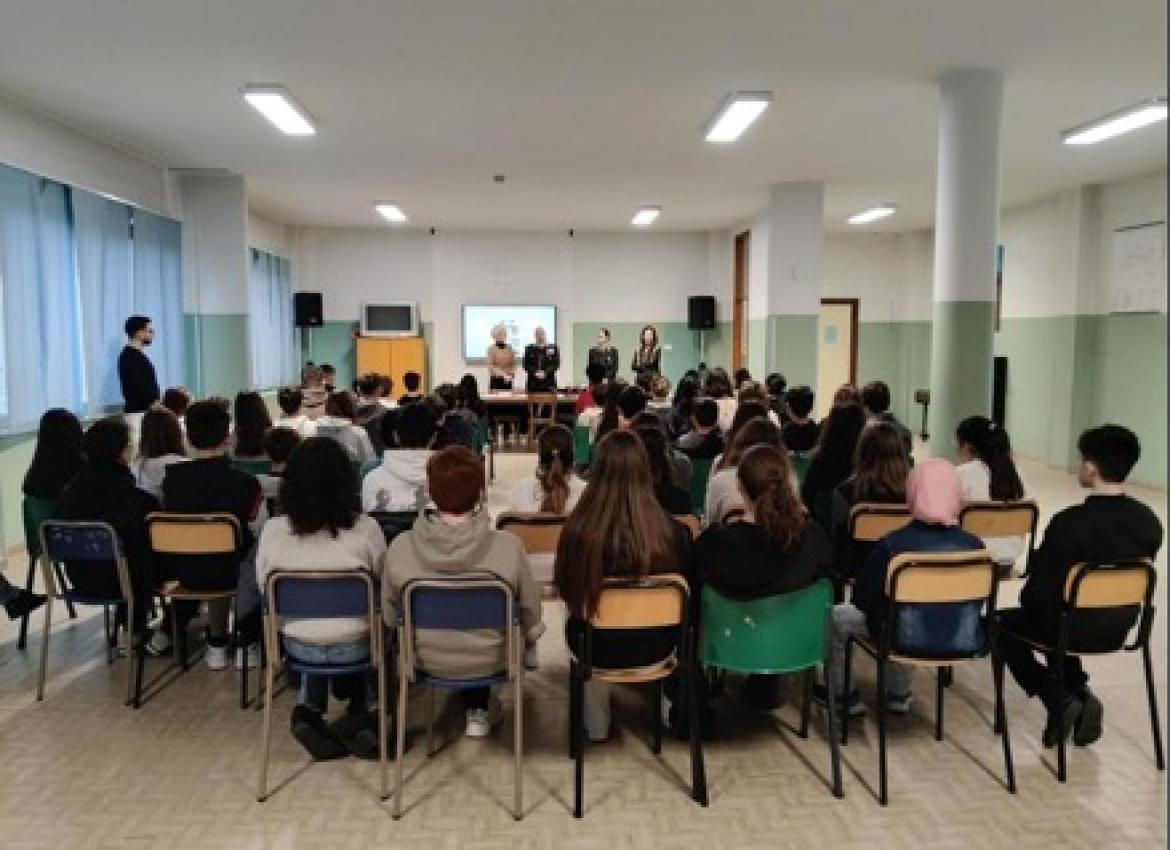 I carabinieri incontrano gli studenti della scuola di Gropello Cairoli