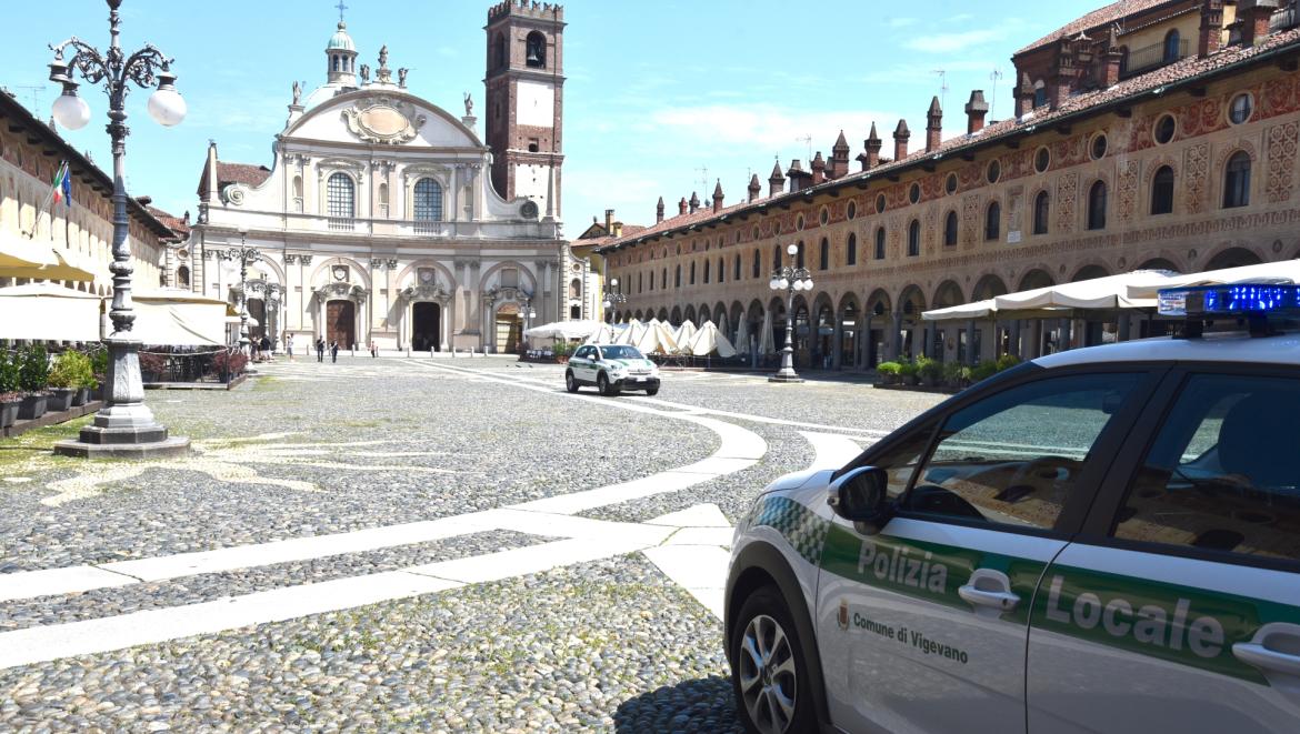 Vigevano, vandalizza pi&ugrave; volte l&rsquo;insegna di un bar in piazza Ducale: denunciato
