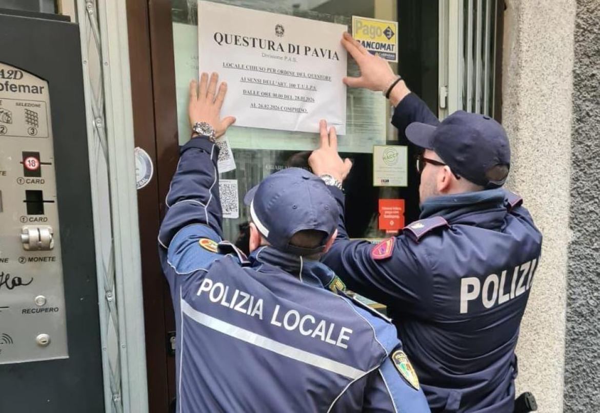 Discoteca abusiva nel seminterrato di un bar del centro storico di Pavia
