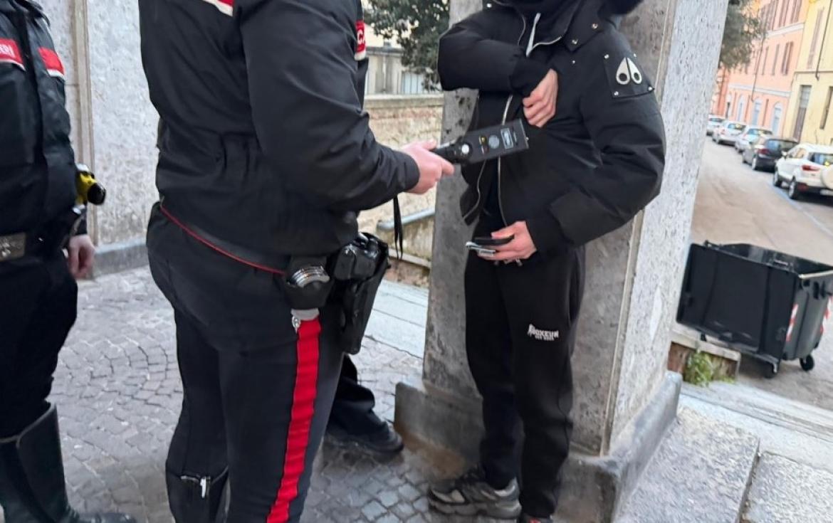Fermato in stazione con un coltello da cucina nel giubbotto