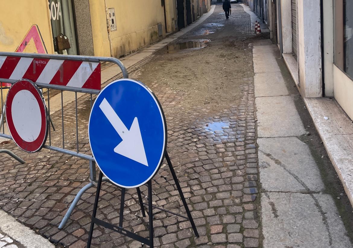 Strada ancora chiusa dopo il guasto sotterraneo della rete elettrica