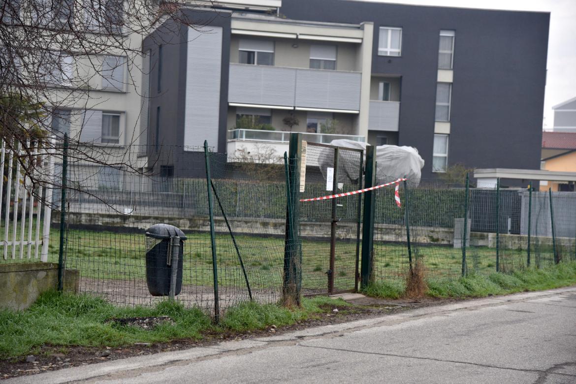 Vigevano, pitbull sfonda la rete e ferisce un altro cane e il suo padrone 