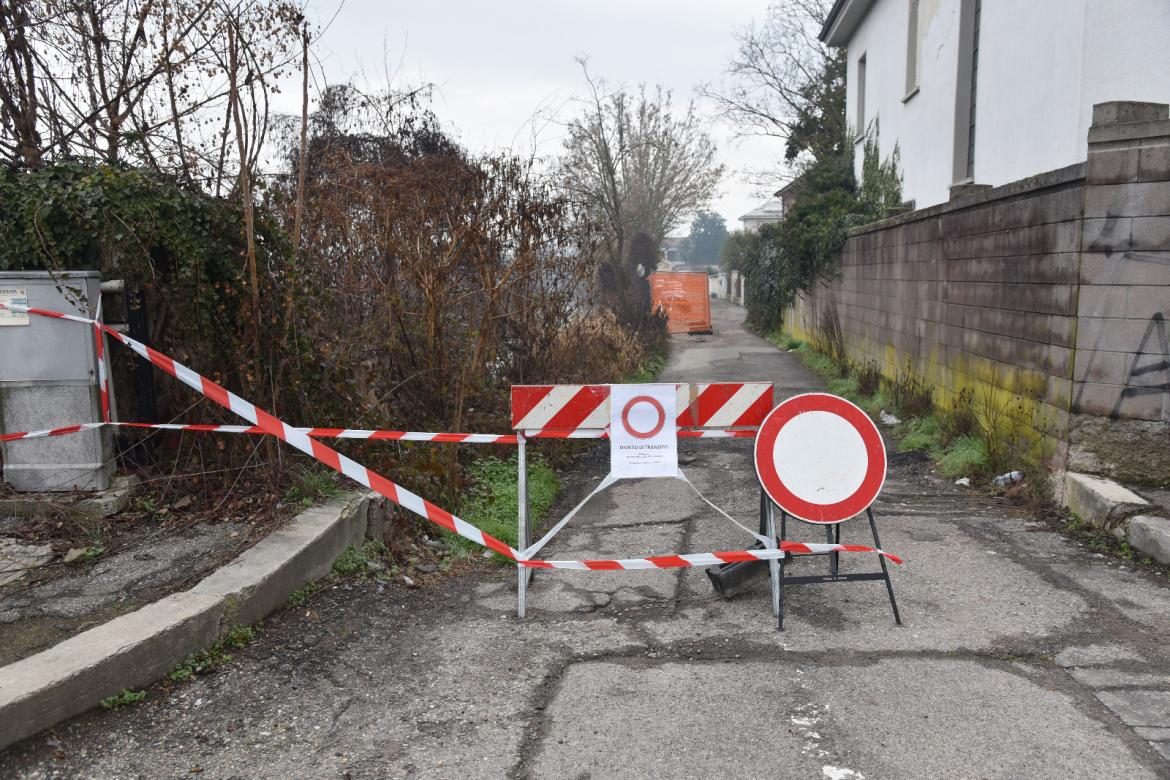 Vigevano: transenne e strada chiusa dopo il cedimento delle sponde del canale