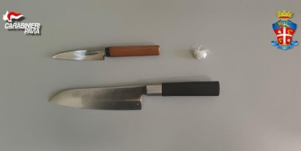 In auto con due coltelli e una dose di cocaina: denunciato 23enne