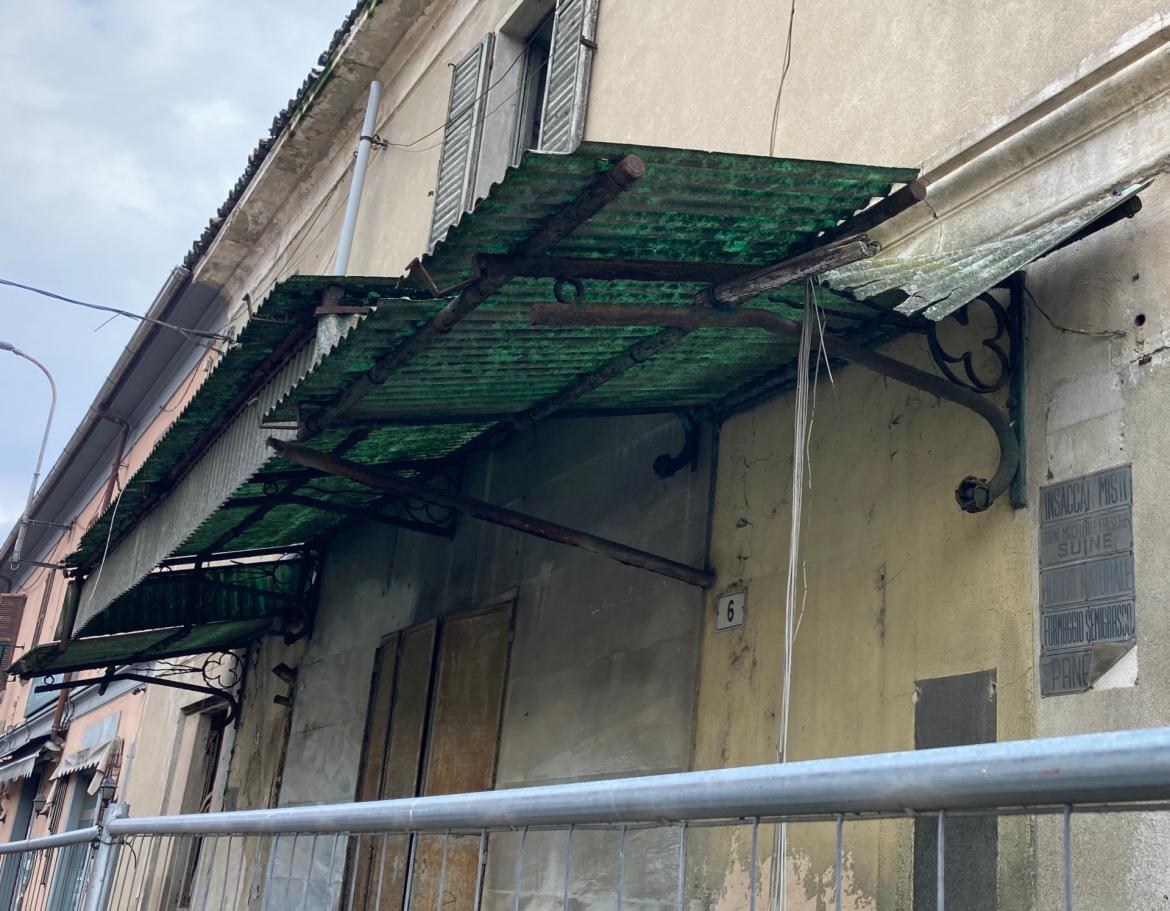 La tettoia di via Trento si sta sbriciolando: &egrave; eternit?