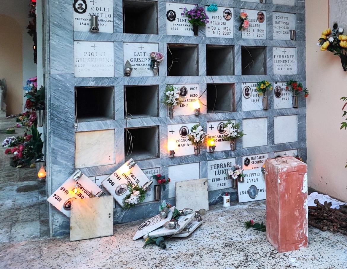 Profanati ossari e tentato furto di rame  nel cimitero di Gambarana