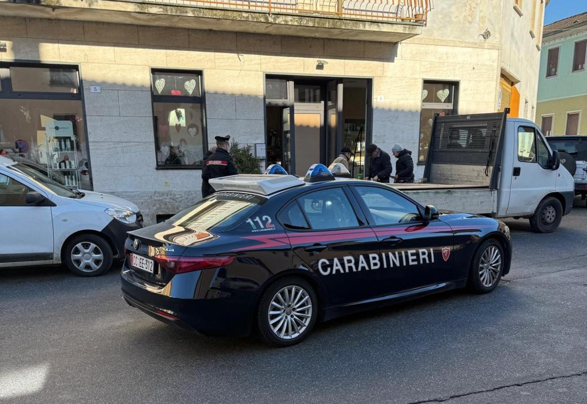 Sfonda una vetrina, urta un'auto in sosta e distrugge un segnale stradale: &egrave; caccia all'autista