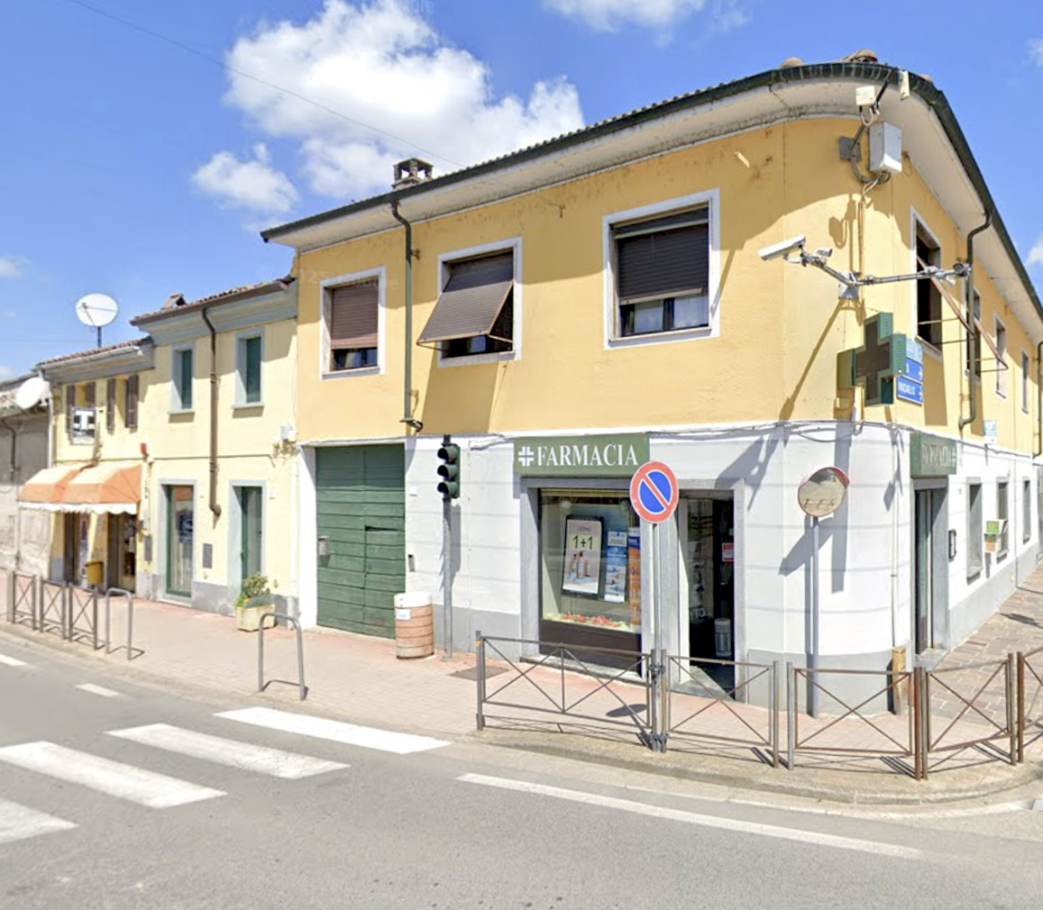 Vogliono rubare in farmacia, ma non riescono a entrare