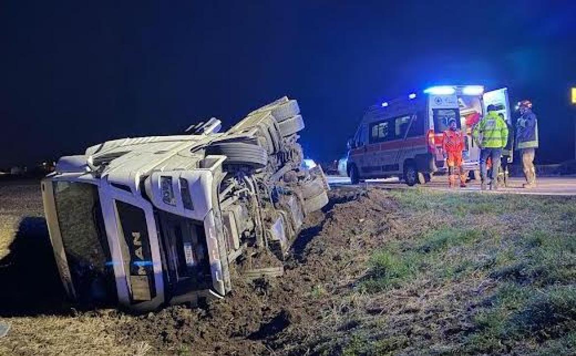 Mezzo pesante esce di strada e si ribalta tra Sant'Angelo e Robbio