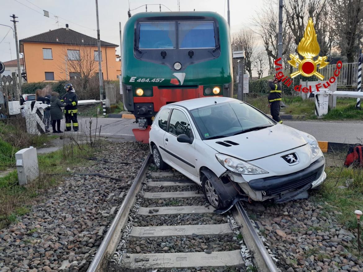 Treno investe un'auto ad Abbiategrasso. Tre feriti lievi. Circolazione in tilt