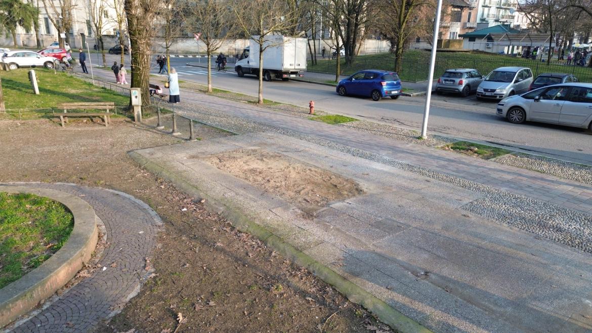 Rimosso il chiosco dell'edicola chiusa da settembre in viale Sforza