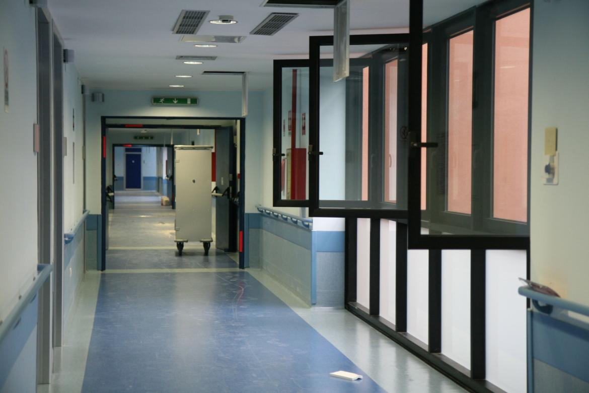 Porte e finestre da riparare alla palazzina rosa: spesa di 121 mila euro