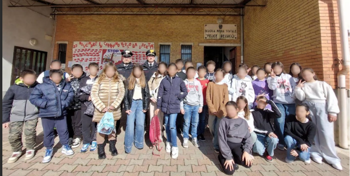 Carabinieri in aula per parlare di bullismo e dei rischi dei social network