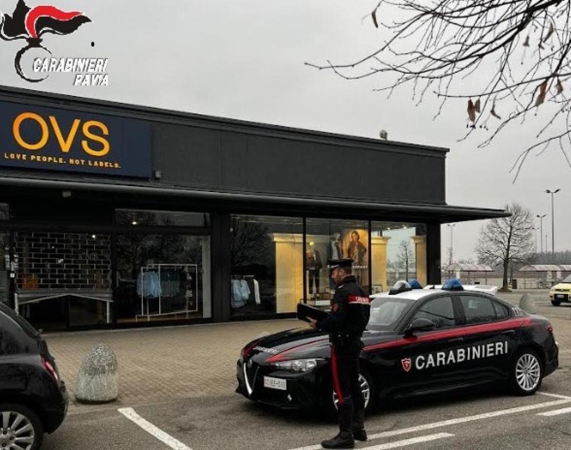 Tentano il furto al negozio Ovs del Centro Bennet di Parona sfondando l&rsquo;ingresso con un carrello elevatore