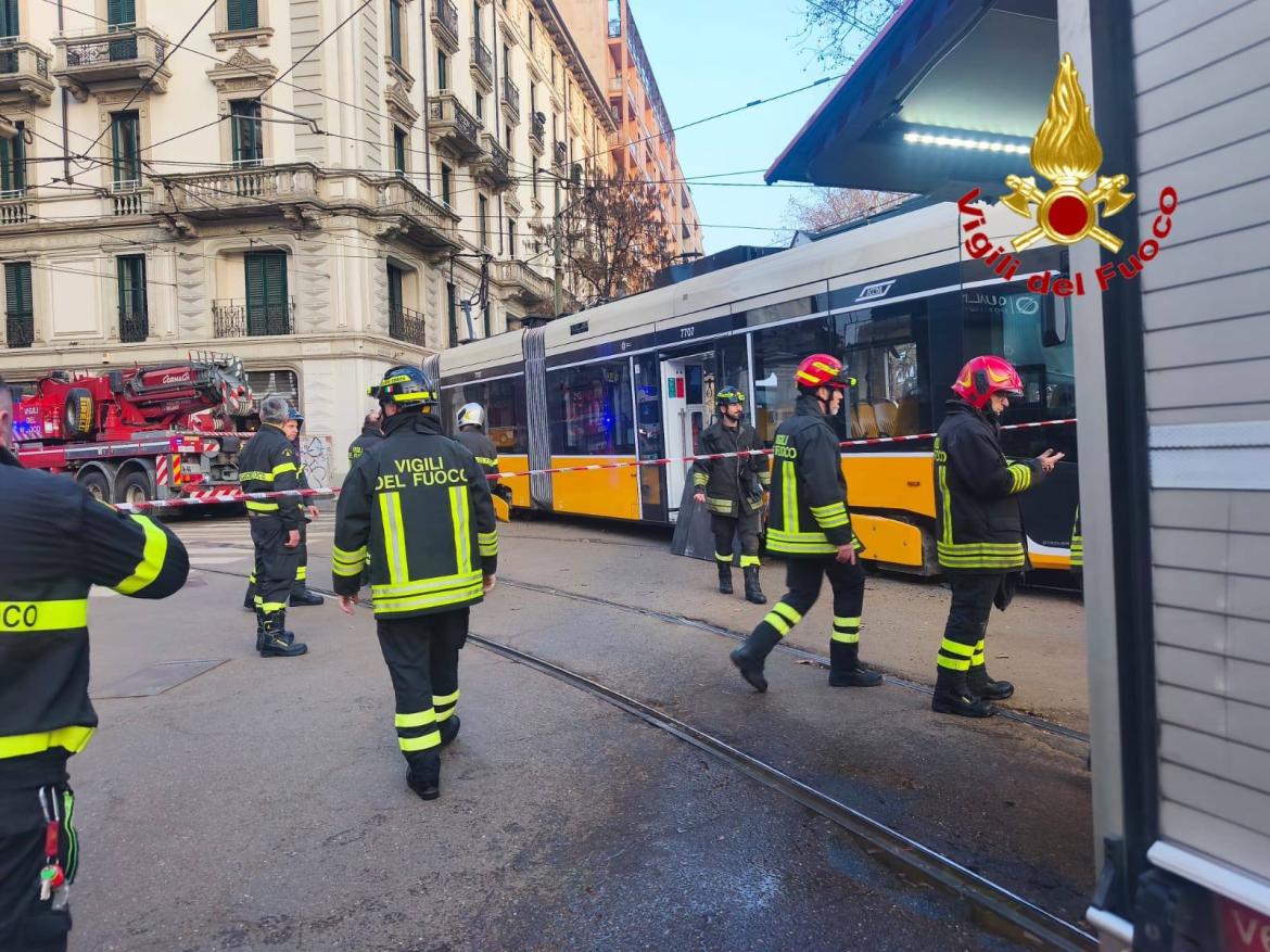 Tram deraglia a Milano: due morti e 38 feriti. Una vittima di Vigevano
