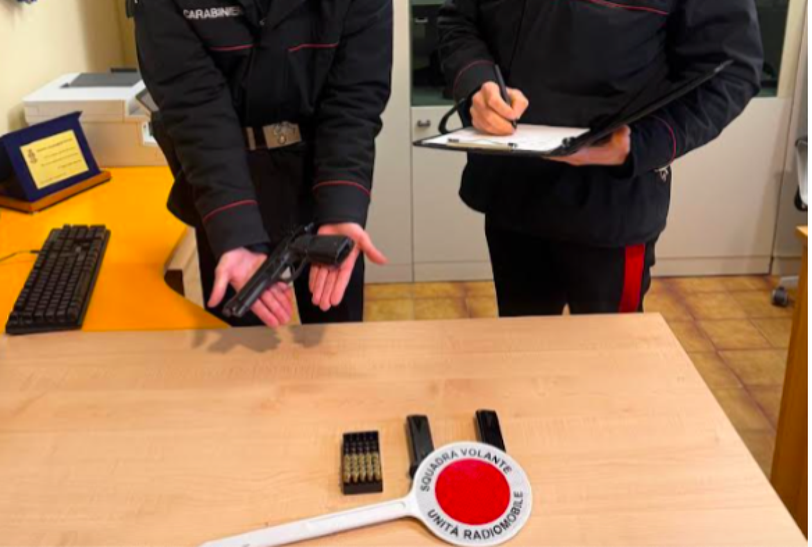 Gambol&ograve;, nella sua auto aveva una paletta segnaletica: denunciato un venticinquenne