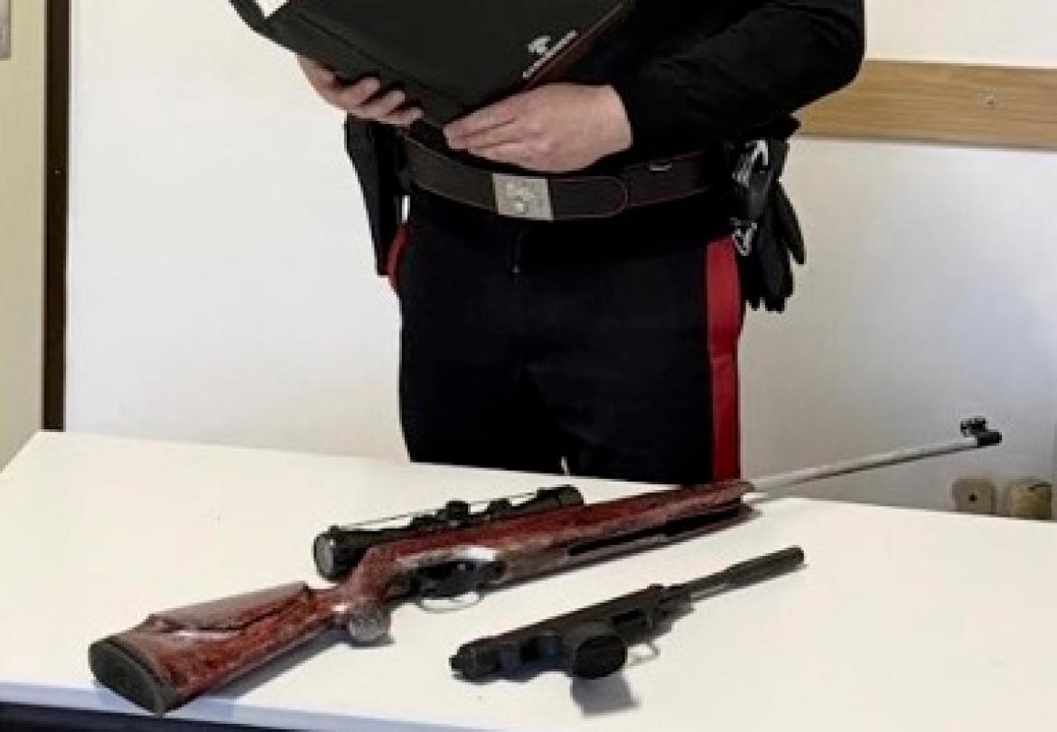 Mortara, minaccia il vicino di casa con la pistola e fa partire un colpo