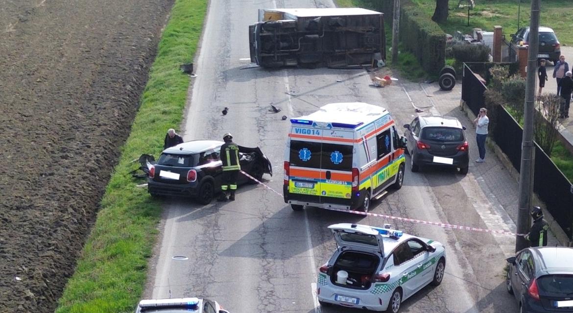 Vigevano, dopo lo schianto il furgone si ribalta in mezzo alla strada: due feriti