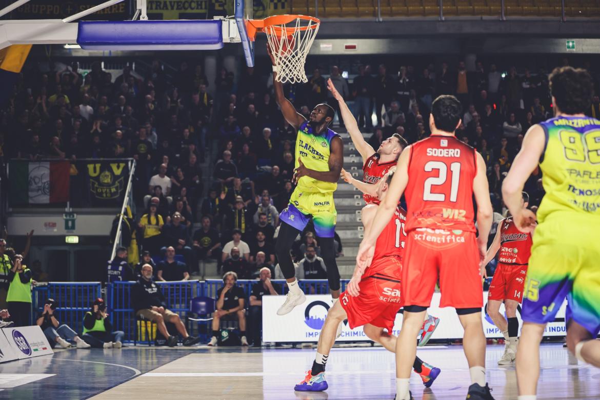 Basket, serie B: la Elachem Vigevano senza Kancleris domina Legnano (82-68)