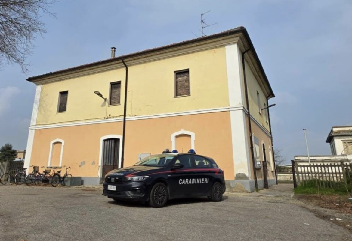 Viaggia senza biglietto e non vuole scendere: multato e denunciato