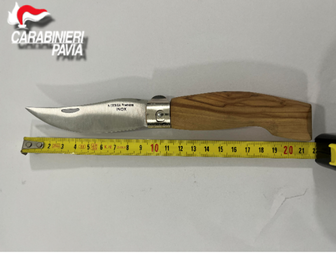 Pavia, nello zaino aveva un coltello con una lama di 10 centimetri: 21enne denunciato 